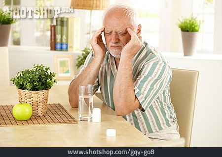 
                Mann, Senior, Kopfschmerzen, Migräne                   