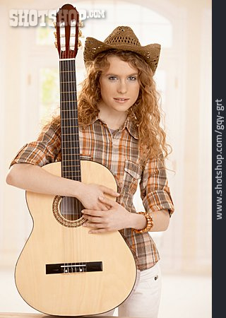 
                Junge Frau, Musikerin, Gitarristin                   