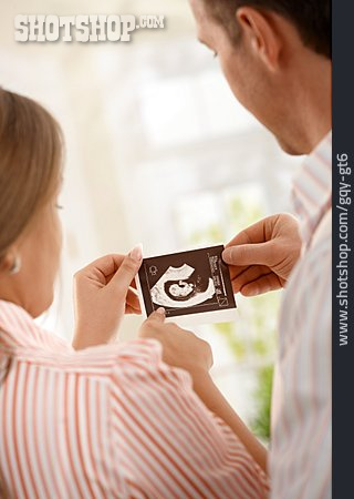 
                Ultraschallbild, Schwangerschaft, Betrachten, Ehepaar                   