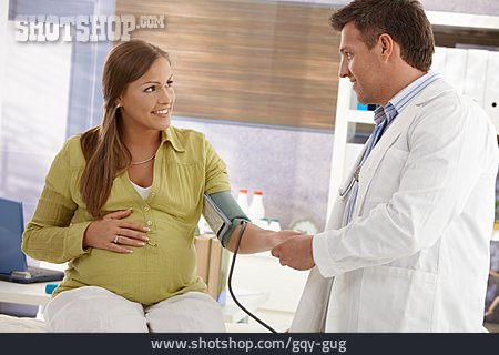 
                Blutdruck, Schwangere, Gynäkologe, Schwangerschaftsuntersuchung                   