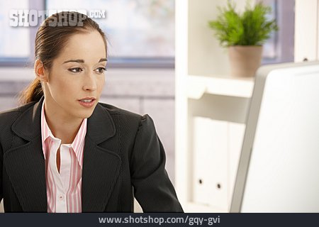 
                Geschäftsfrau, Büroangestellte, Computerarbeitsplatz                   