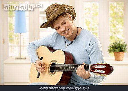 
                Junger Mann, Mann, Musizieren, Country, Gitarre Spielen                   