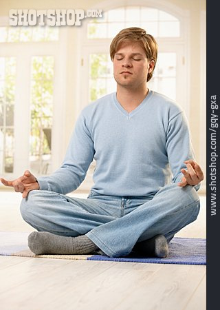 
                Junger Mann, Mann, Meditation, Yoga, Meditieren                   