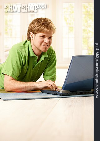
                Junger Mann, Mann, Laptop                   