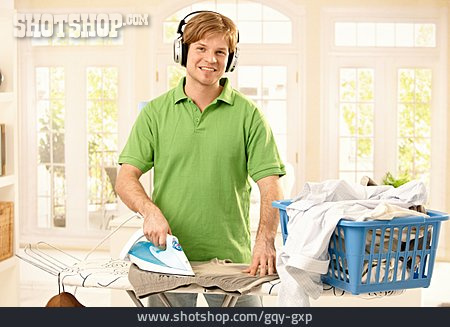 
                Junger Mann, Mann, Hausarbeit, Hausmann, Bügeln                   