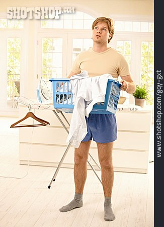 
                Junger Mann, Mann, Hausarbeit, Hausmann, Wäsche                   