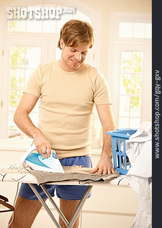 
                Junger Mann, Mann, Hausarbeit, Hausmann, Bügeln                   