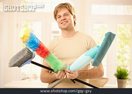 
                Junger Mann, Mann, Hausarbeit, Hausmann, Putztag                   