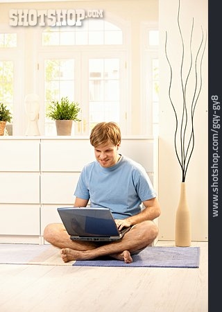 
                Junger Mann, Mann, Häusliches Leben, Laptop                   