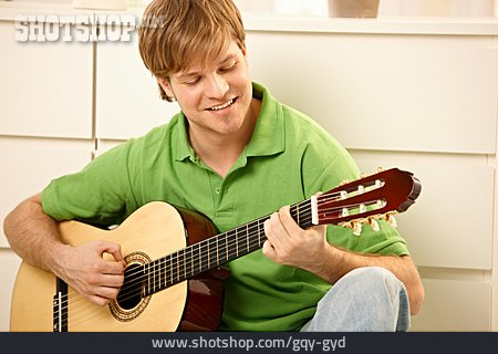 
                Junger Mann, Mann, Musizieren, Gitarre Spielen                   
