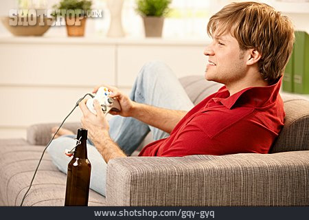 
                Junger Mann, Freizeit & Entertainment, Computerspiel, Spielkonsole, Videospiel                   