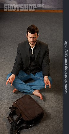
                Junger Mann, Geschäftsmann, Pause & Auszeit, Yoga, Meditieren                   