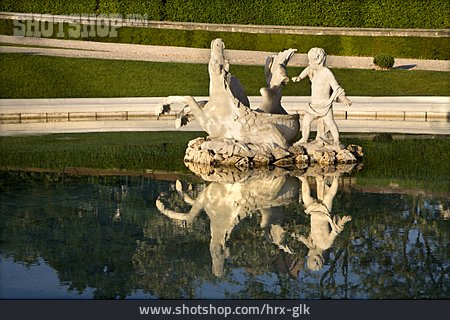 
                Schlosspark, Brunnenfigur, Schloss Belvedere                   