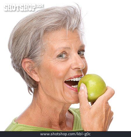 
                Seniorin, Gesunde Ernährung, Apfel, Reinbeißen                   