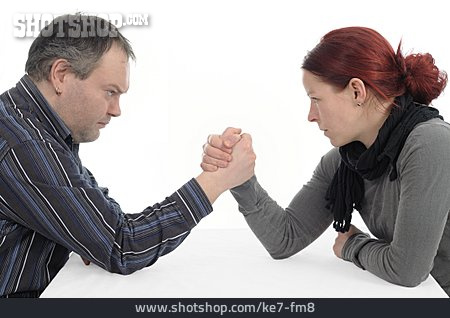 
                Konfrontation & Rivalität, Paar, Armdrücken, Kräftemessen, Geschlechterkampf                   