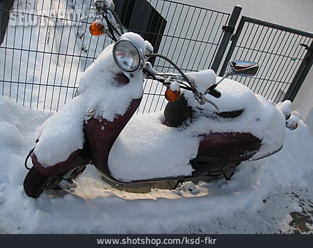 
                Verschneit, Motorroller                   