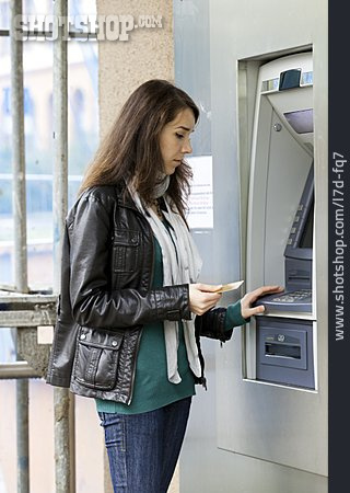 
                Junge Frau, Zahlungsverkehr, Geldautomat                   