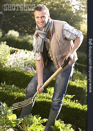 
                Junger Mann, Gartenarbeit, Gärtner, Umgraben                   
