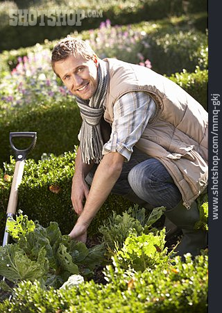 
                Junger Mann, Gartenarbeit, Gärtner                   