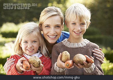 
                Familie, Gemüseanbau, Gemüseernte                   