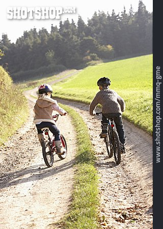 
                Kind, Fahrradfahren, Radtour                   