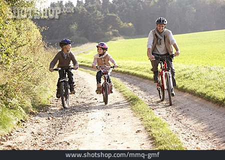 
                Fahrradfahren, Radtour, Familienausflug                   