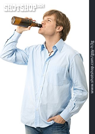 
                Junger Mann, Trinken, Biertrinker                   