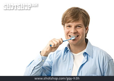 
                Junger Mann, Zähneputzen                   