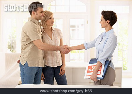 
                Handschlag, Hauskauf, Immobilienmaklerin, Hauskäufer                   