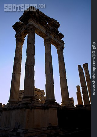 
                Tempel, Antike, Trajaneum, Pergamon                   