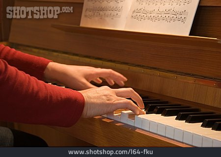 
                Kirchenmusik, Musizieren, Klavier Spielen                   