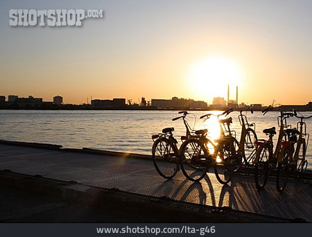 
                Sonnenuntergang, Fahrrad, Flussufer                   