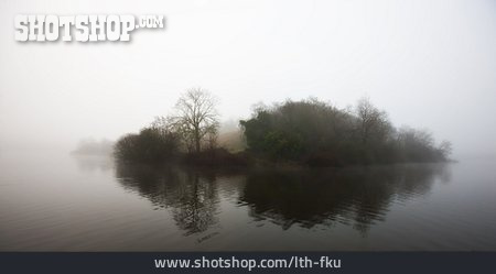 
                Nebel, Gespenstisch, Inishmuck Lough                   