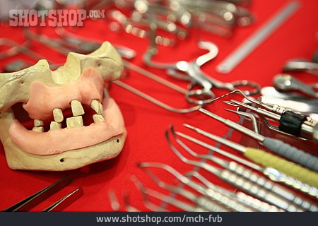
                Zahnersatz, Zahnarztbesteck, Anschauungsmodell                   