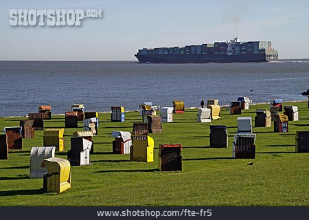 
                Nordseeküste, Strandkörbe, Containerschiff                   