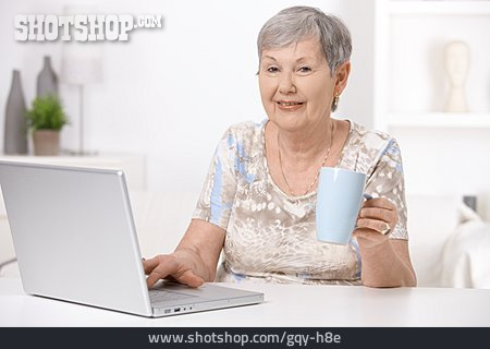 
                Seniorin, Tippen, Laptop                   
