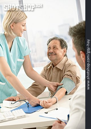
                Patient, Arzthelferin, Blutdruckmessung                   