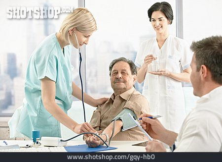 
                Patient, Arztbesuch, Blutdruckmessung, Gesundheitscheck                   