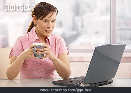 
                Junge Frau, Frau, Laptop                   