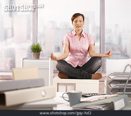 
                Pause & Auszeit, Yoga, Büroangestellte, Meditieren, Stressabbau                   