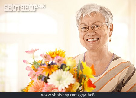 
                Seniorin, Geburtstag, Blumenstrauß, Muttertag                   
