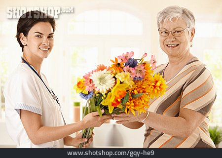 
                Seniorin, Blumenstrauß, Altenpflegerin                   