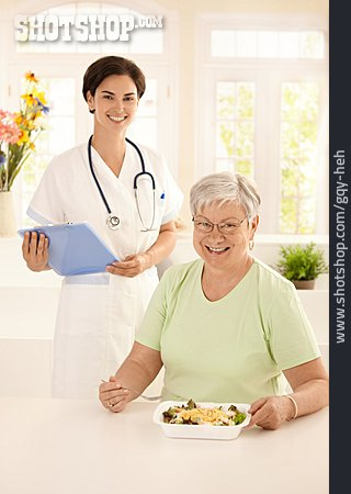 
                Seniorin, Altenpflegerin, Mittagessen, Ernährungsberaterin                   