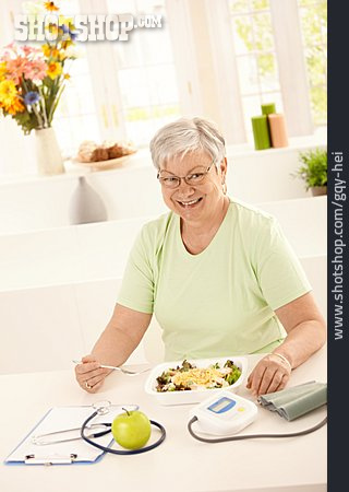 
                Seniorin, Gesunde Ernährung, Essen, Zwischenmahlzeit                   