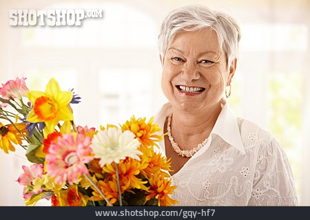 
                Seniorin, Geburtstag, Blumenstrauß, Muttertag                   
