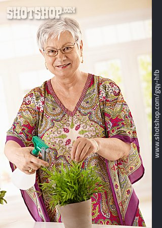 
                Seniorin, Topfpflanze, Blumenpflege                   