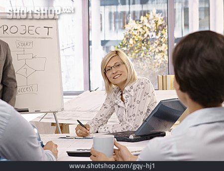 
                Geschäftsfrau, Teamarbeit, Büroangestellte, Projektbesprechung                   