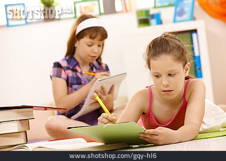 
                Mädchen, Schreiben, Malen, Hausaufgaben                   