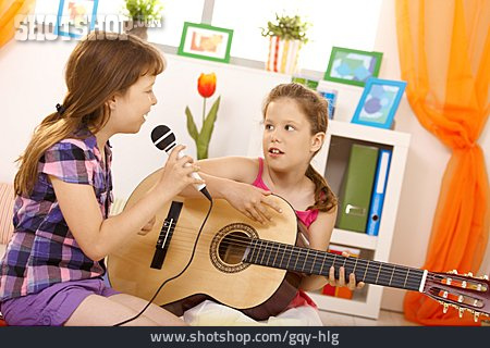 
                Mädchen, Musizieren, Singen                   