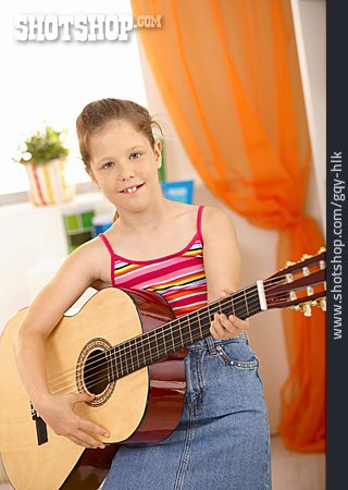 
                Mädchen, Musizieren, Gitarre Spielen                   